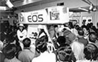 EOS 650이 그 모습을 드러냈을 때의 일본 카메라 쇼의 캐논 전시대