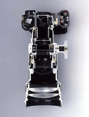 EF 300mm f/2.8L USM을 장착한 EOS-1N의 횡단면